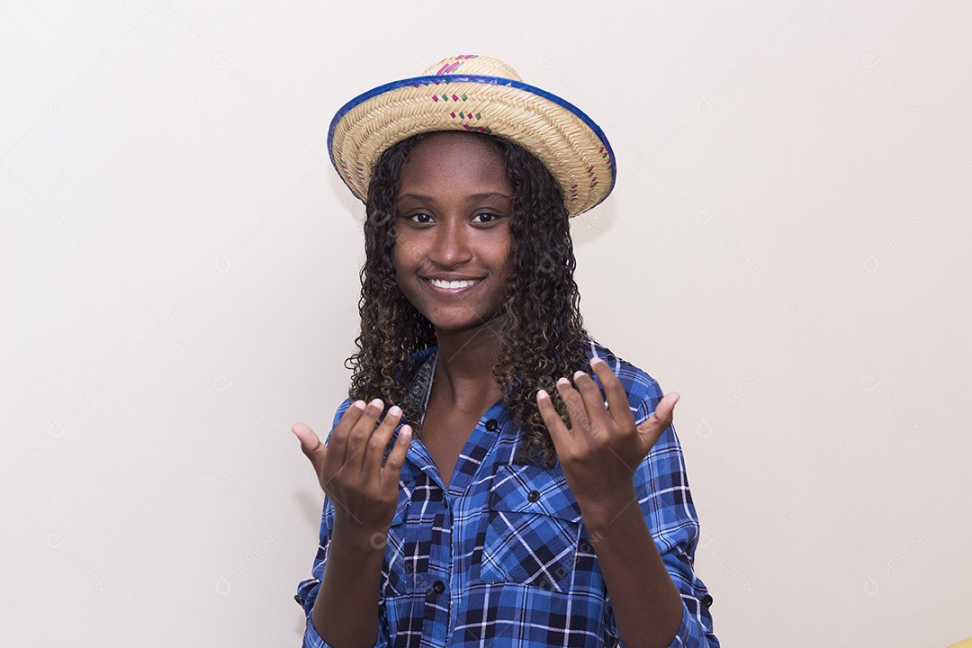 Adolescente brasileira em fantasia de Festa Junina
