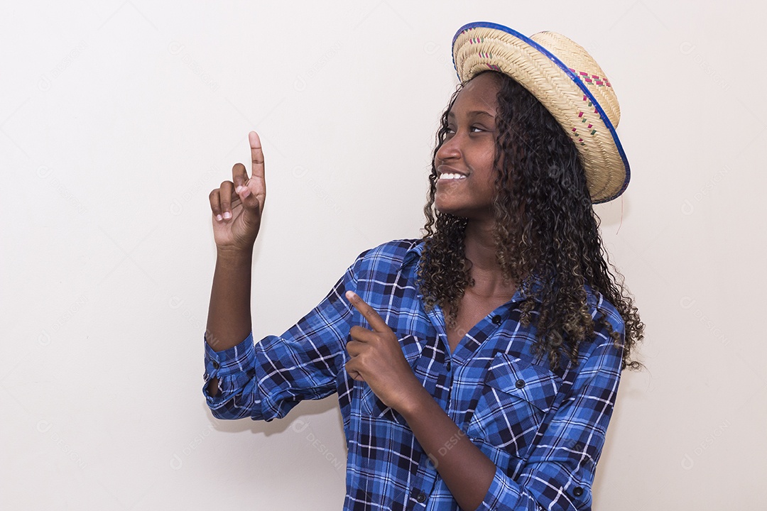 Adolescente brasileira em fantasia de Festa Junina. menina sorridente