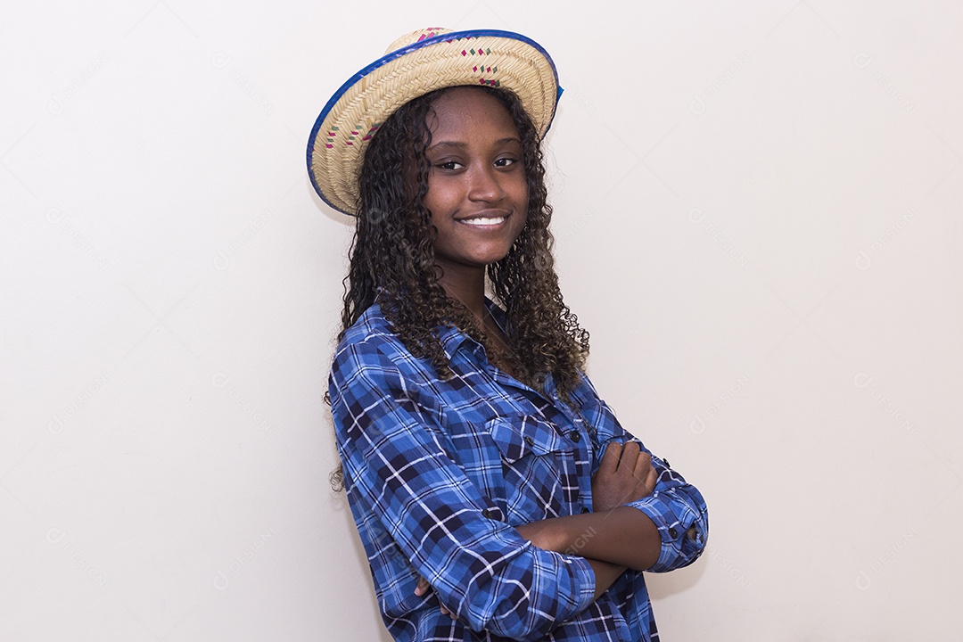 Adolescente brasileira em fantasia de Festa Junina. menina sorridente