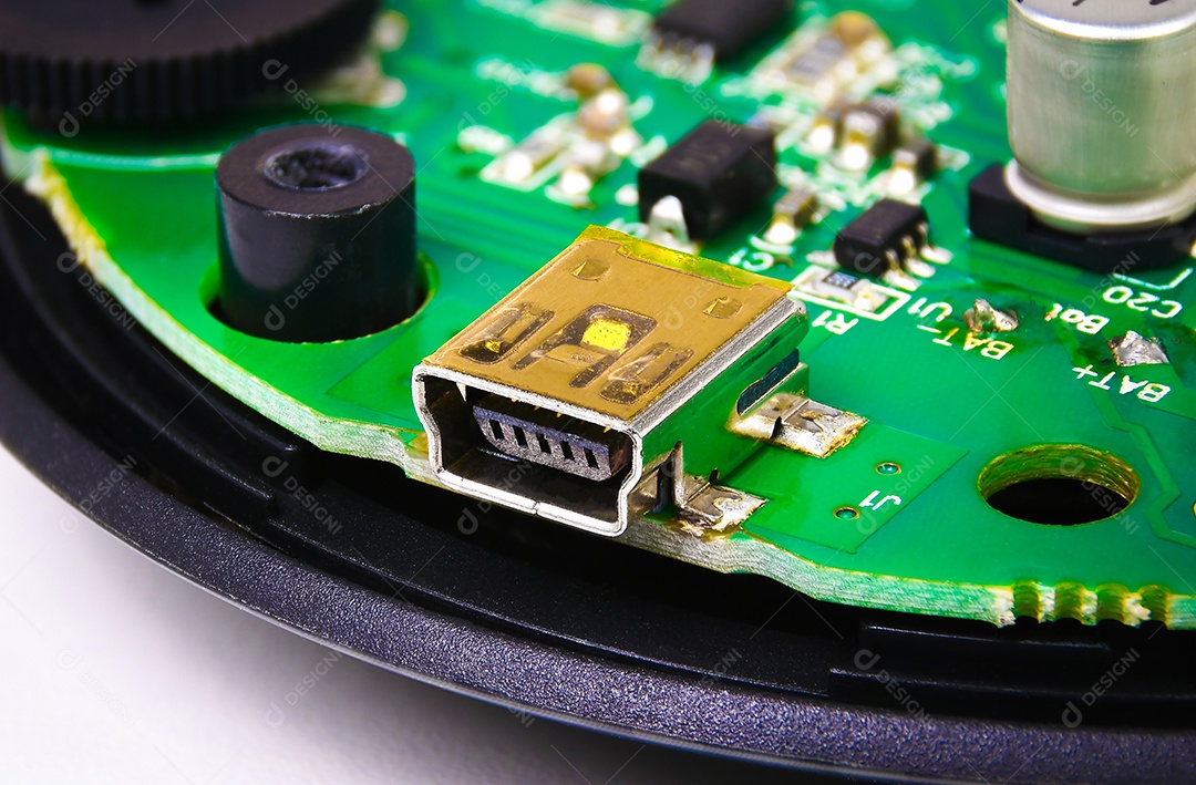 Close-up de uma porta USB tipo B na placa de circuito eletrônico do aparelho elétrico, conceito de equipamento eletrônico.