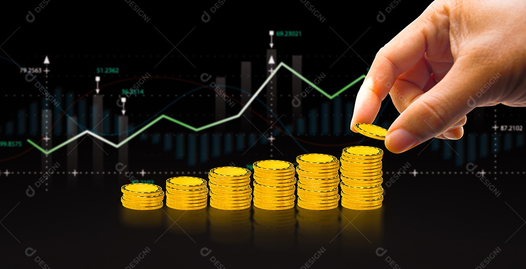 Conceito de investimento, mão colocando moeda de ouro na pilha de moedas com gráfico gráfico desfocado no fundo preto