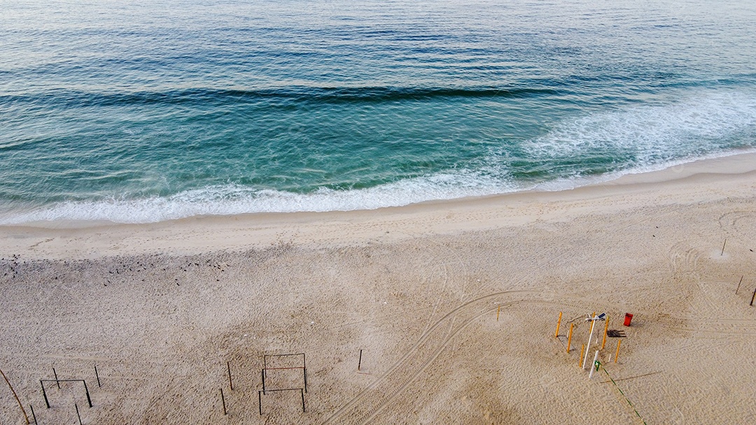 Imagem aérea da praia de Copacabana, no Rio de Janeiro, Brasil.