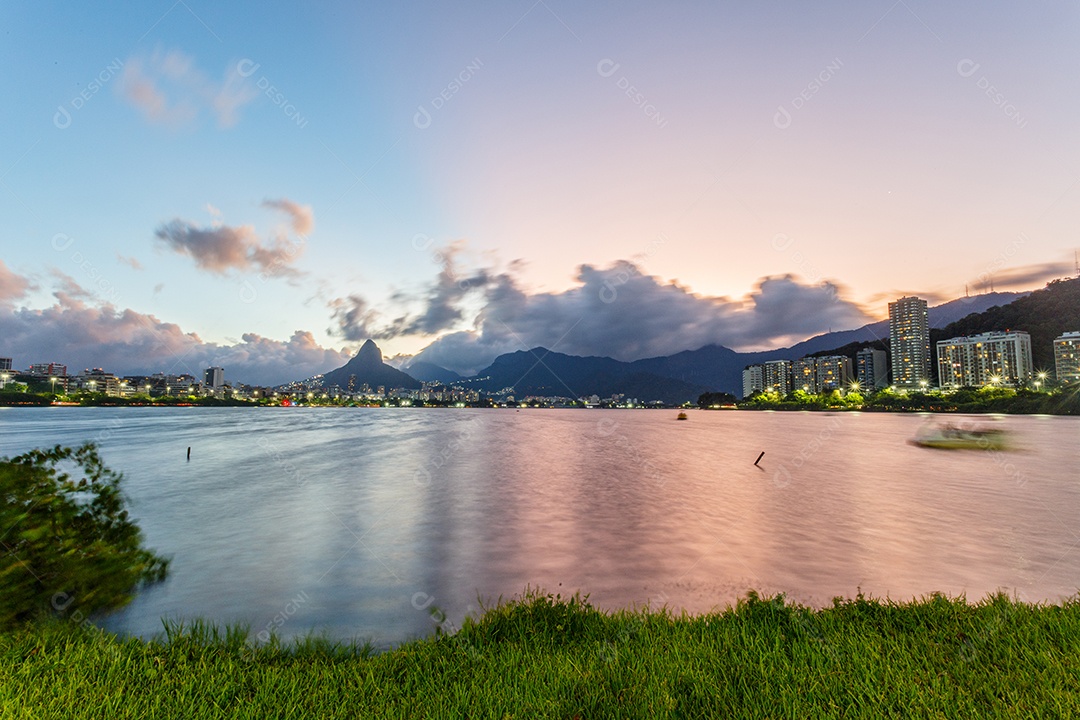 pôr do sol na lagoa rodrigo de freitas no Rio de Janeiro.