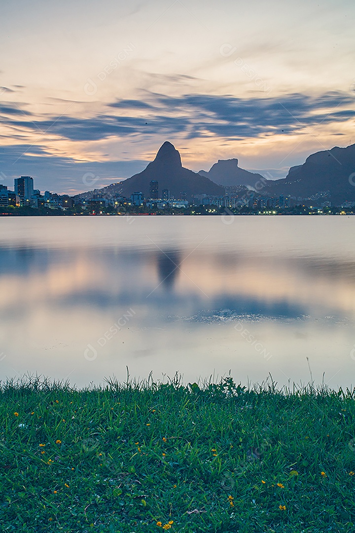 pôr do sol na lagoa rodrigo de freitas no Rio de Janeiro