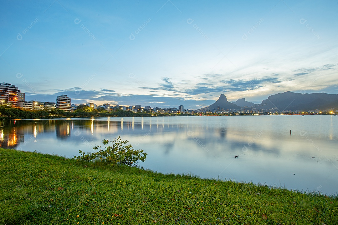 pôr do sol na lagoa rodrigo de freitas no Rio de Janeiro