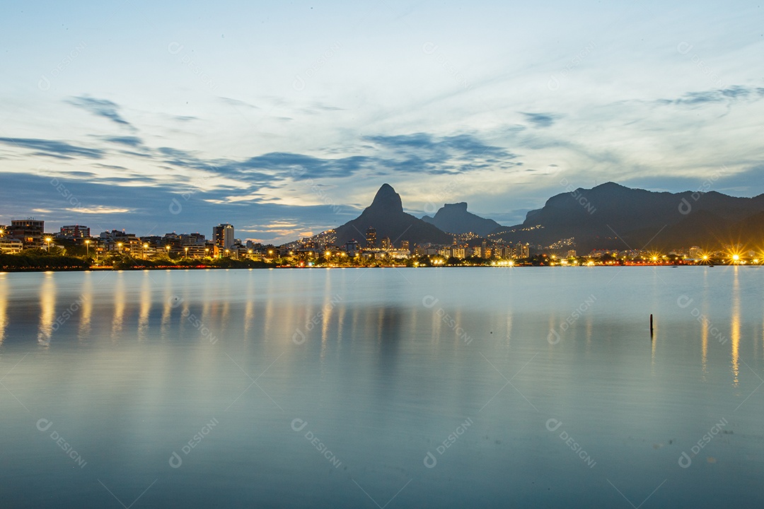 pôr do sol na lagoa rodrigo de freitas no Rio de Janeiro