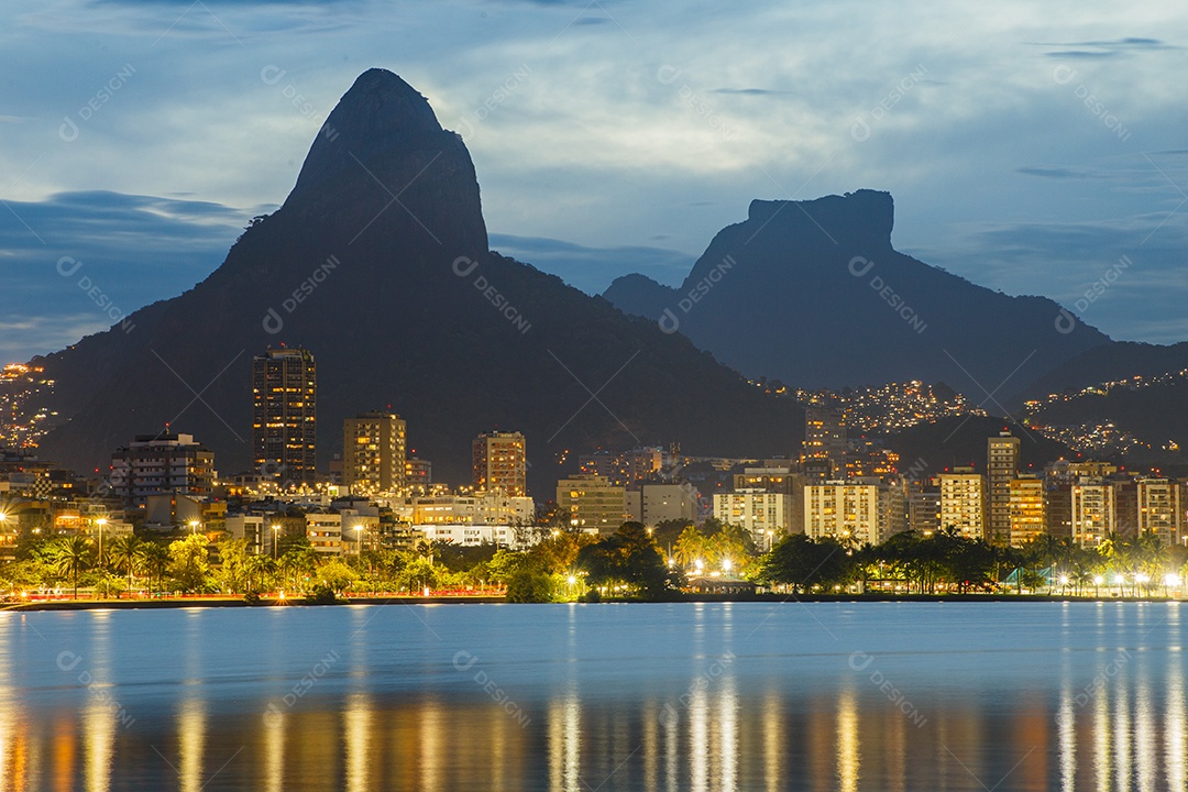 crepúsculo na lagoa rodrigo de freitas no Rio de Janeiro
