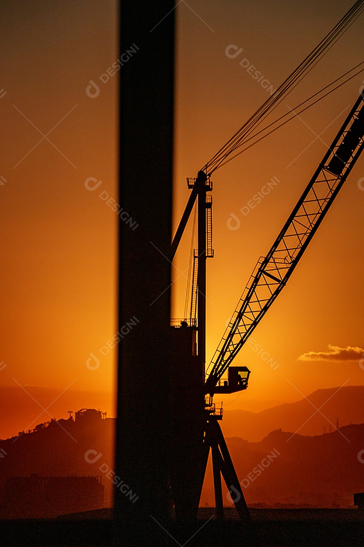 Pôr do sol visto da região portuária do Rio de Janeiro