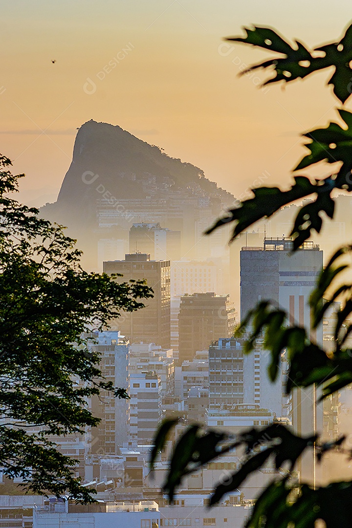 Nascer do sol no mirante do penhasco com a praia do Leblon ao fundo sobre densa neblina no Rio de Janeiro, Brasil