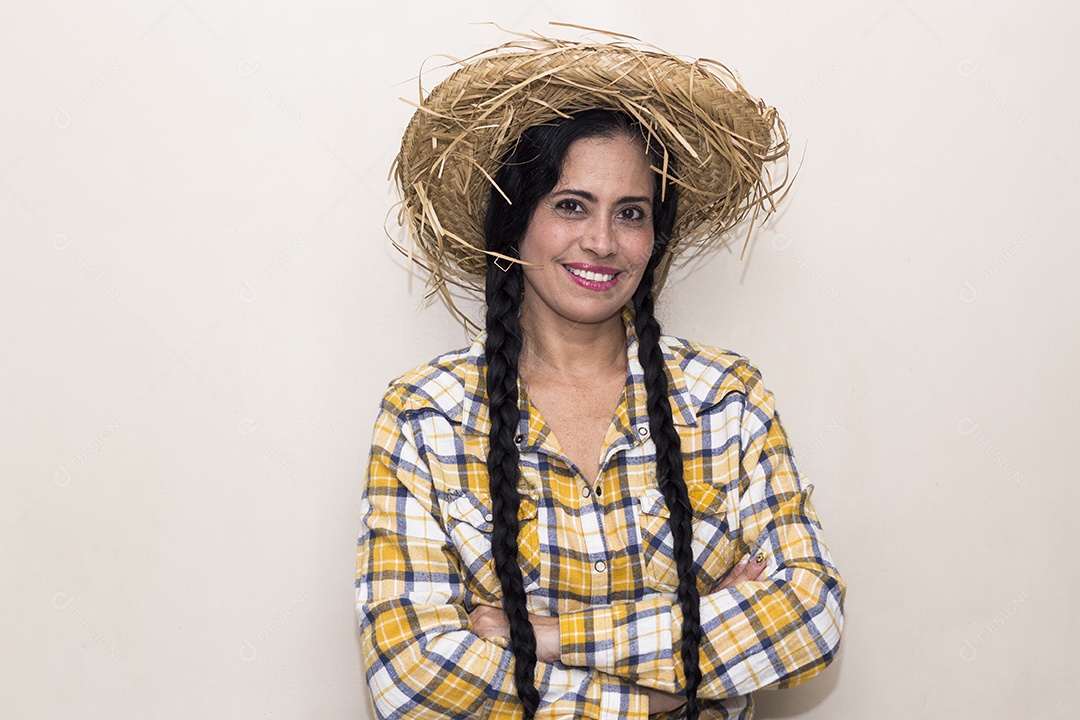 Mulher vestida de caipira São João Festa junina