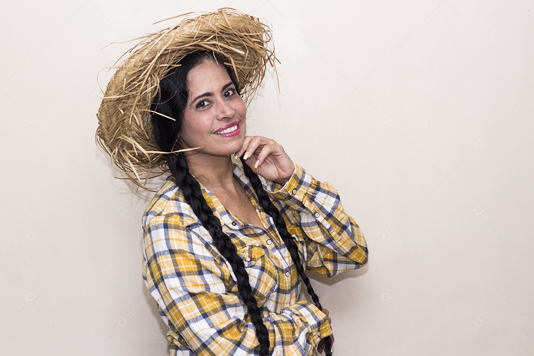 Mulher vestida de caipira São João Festa junina