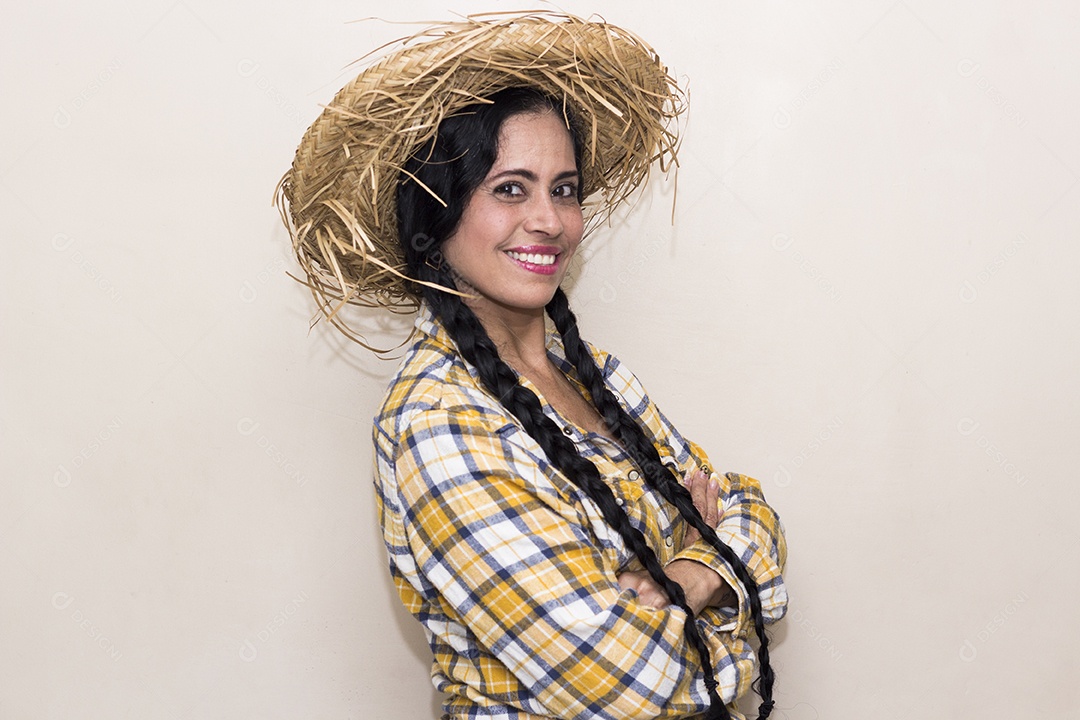 Mulher vestida de caipira São João Festa junina