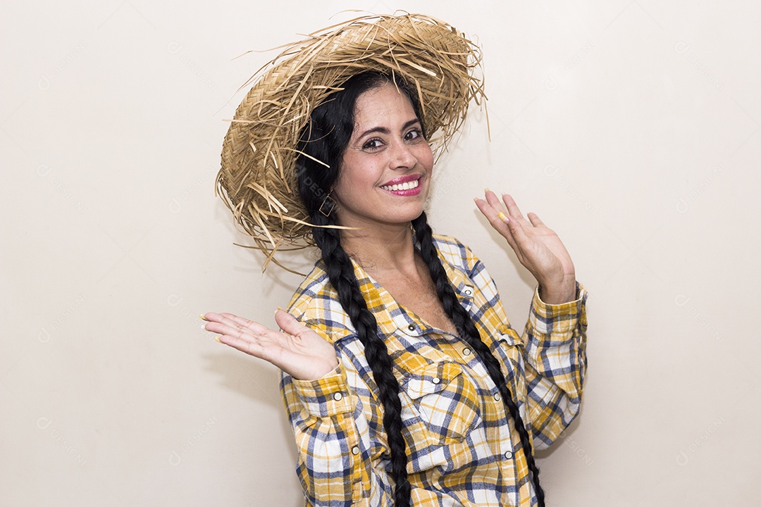 Mulher vestida de caipira São João Festa junina