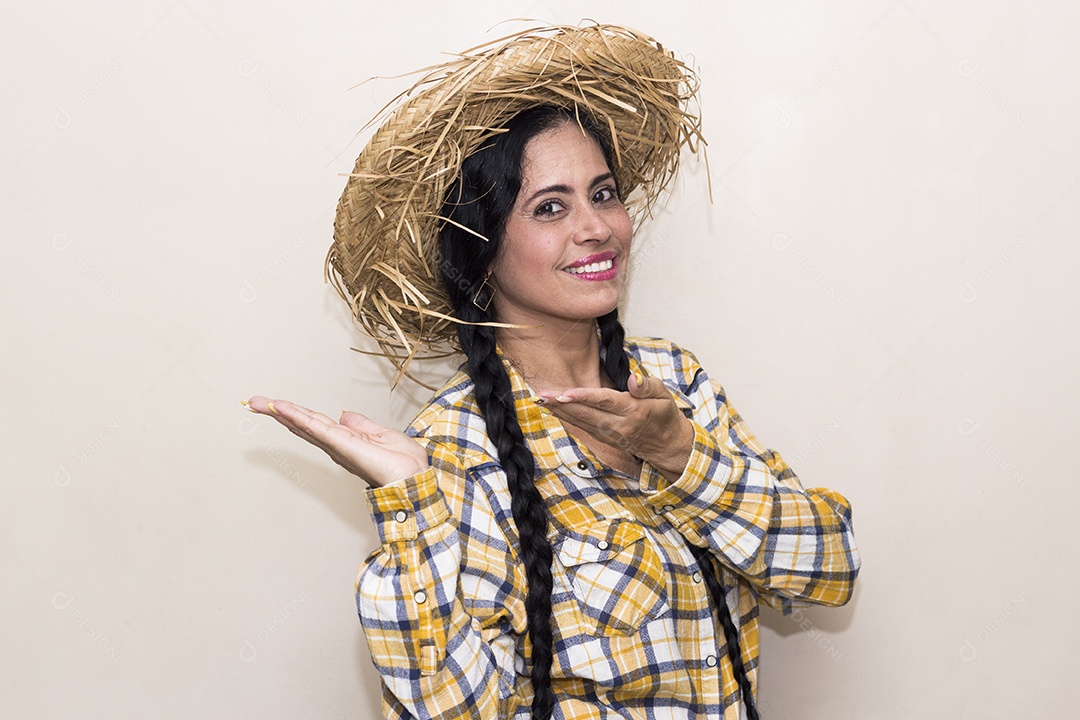 Mulher vestida de caipira São João Festa junina