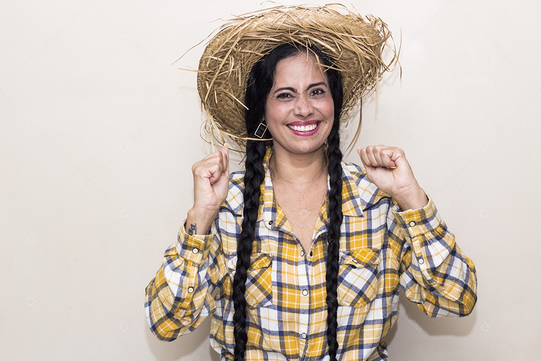 Mulher vestida de caipira São João Festa junina