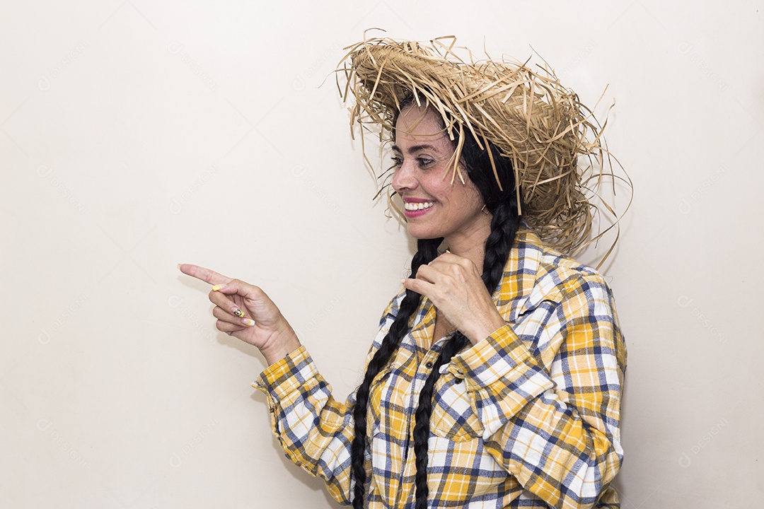 Mulher vestida de caipira São João Festa junina