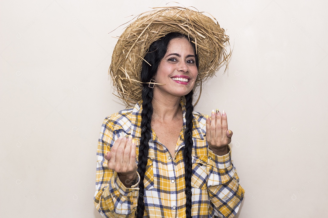 Mulher vestida de caipira São João Festa junina
