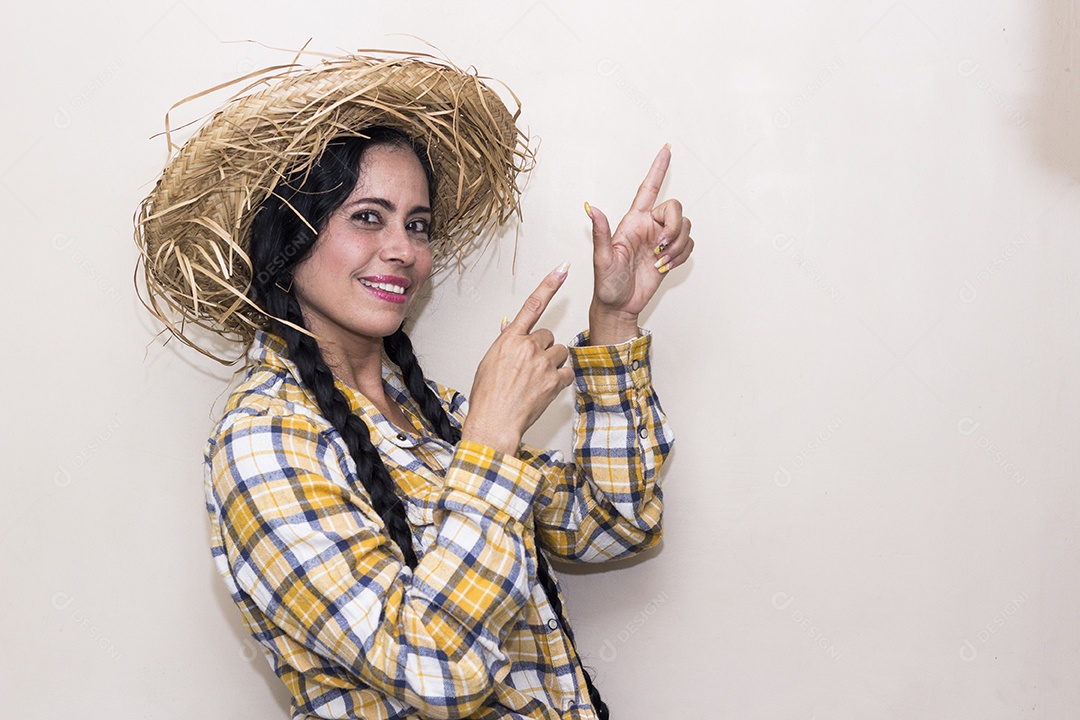 Mulher vestida de caipira São João Festa junina