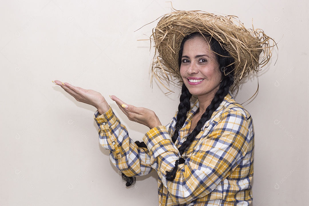 Mulher vestida de caipira São João Festa junina