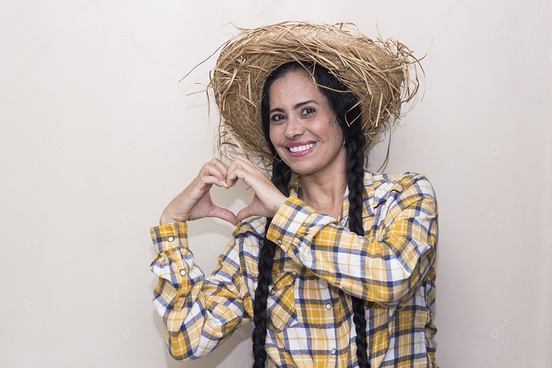 Mulher vestida de caipira São João Festa junina