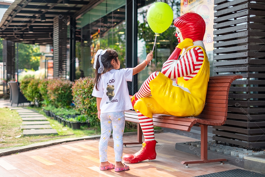 Menina com boneco do mc donalds