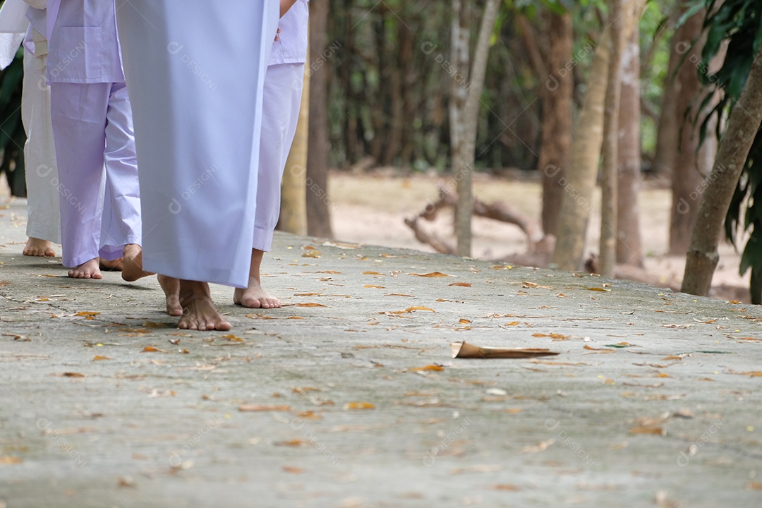 Vista dos pés de pessoas com túnica branca