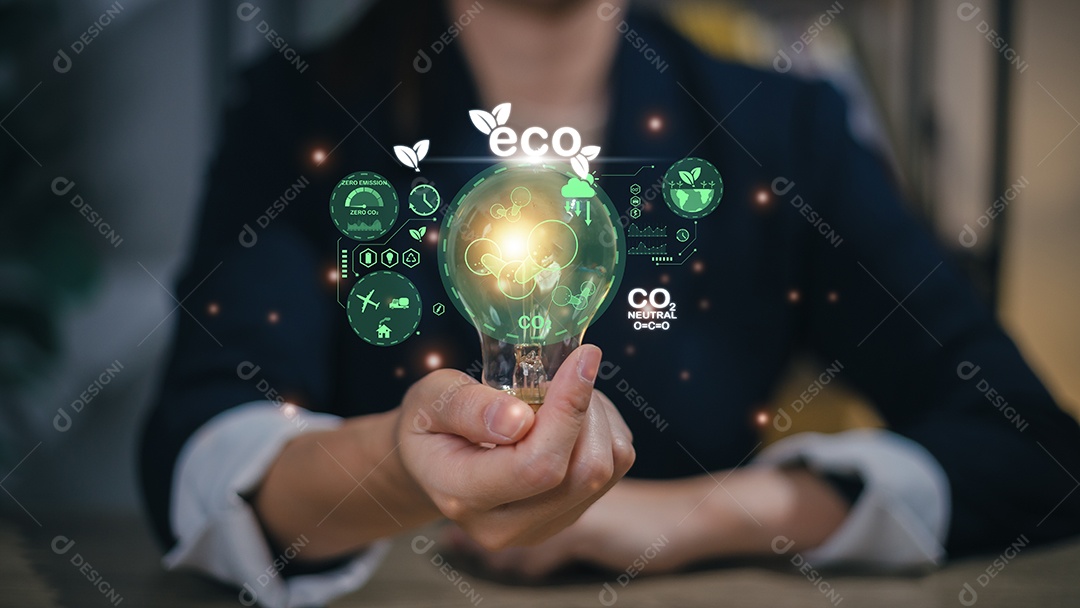 Mão de empresária segurando lâmpada com ícone ESG na tela virtual
