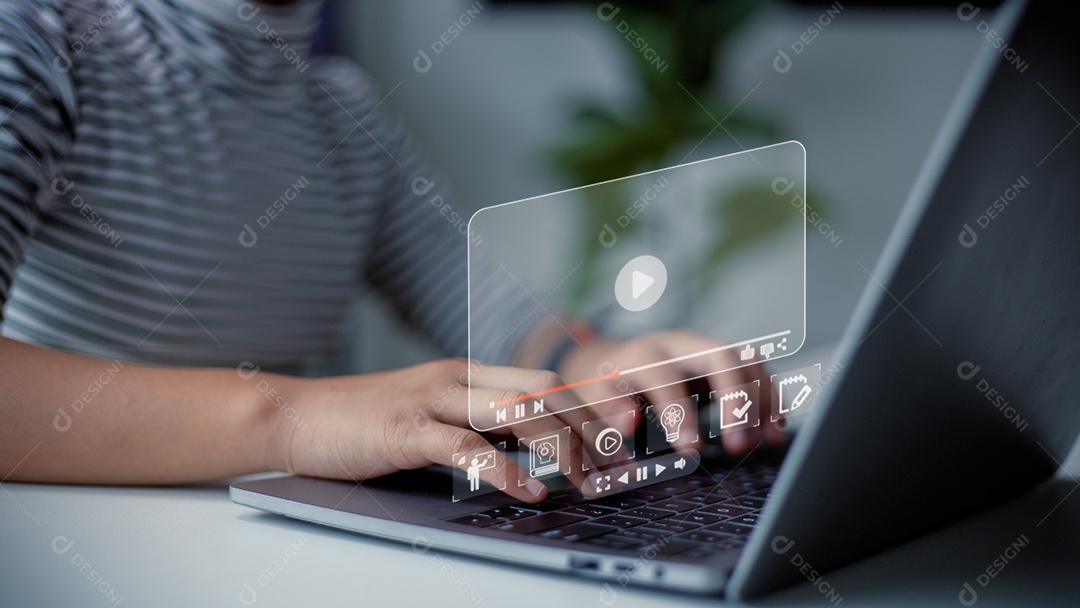 As mulheres usam o laptop para transmitir online na tela virtual, assistir a vídeos na internet