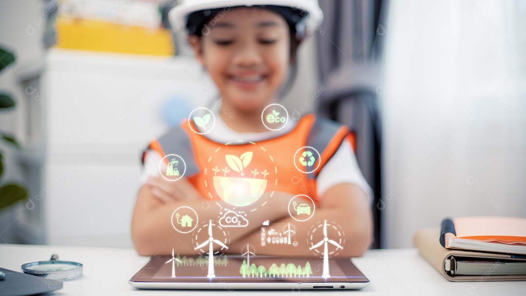 Menina asiática trabalha com protótipo de turbina eólica virturl, aprendendo sobre meio ambiente e energia renovável.