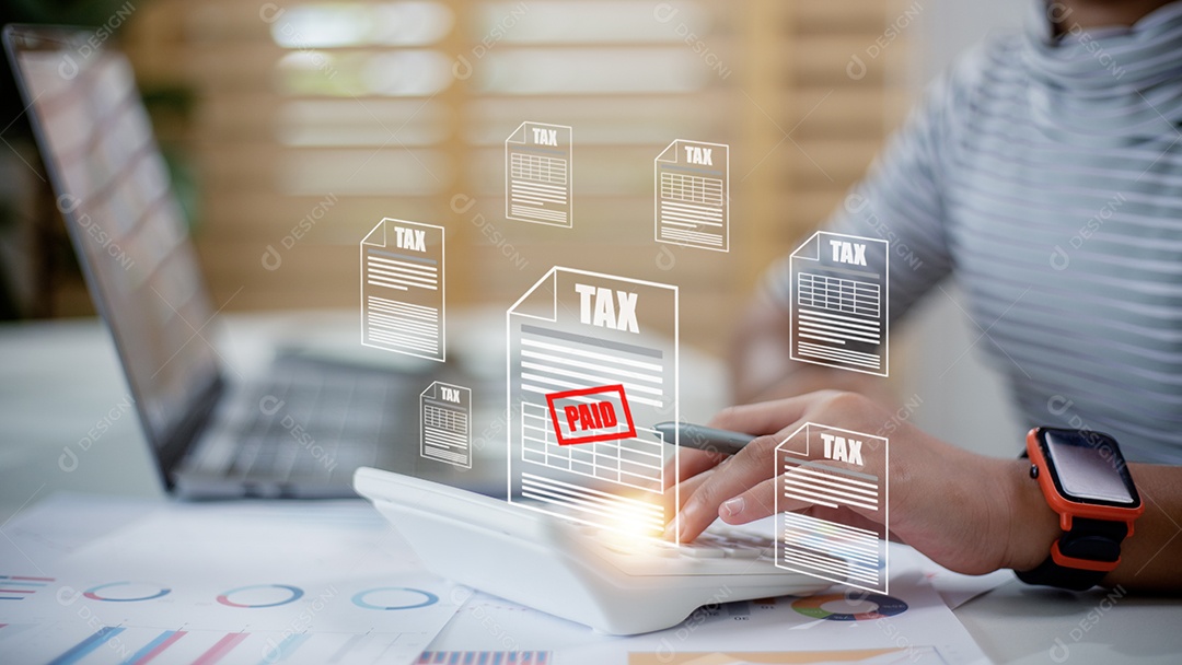 A mulher usa um computador preenchendo a declaração de imposto de renda corporativa e pessoal