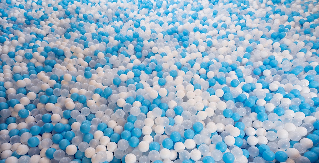 Bolas de plástico azuis e brancas na piscina de bolinhas do parquinho infantil