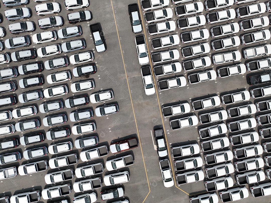 Vista aérea do estoque de carros novos no estacionamento da fábrica