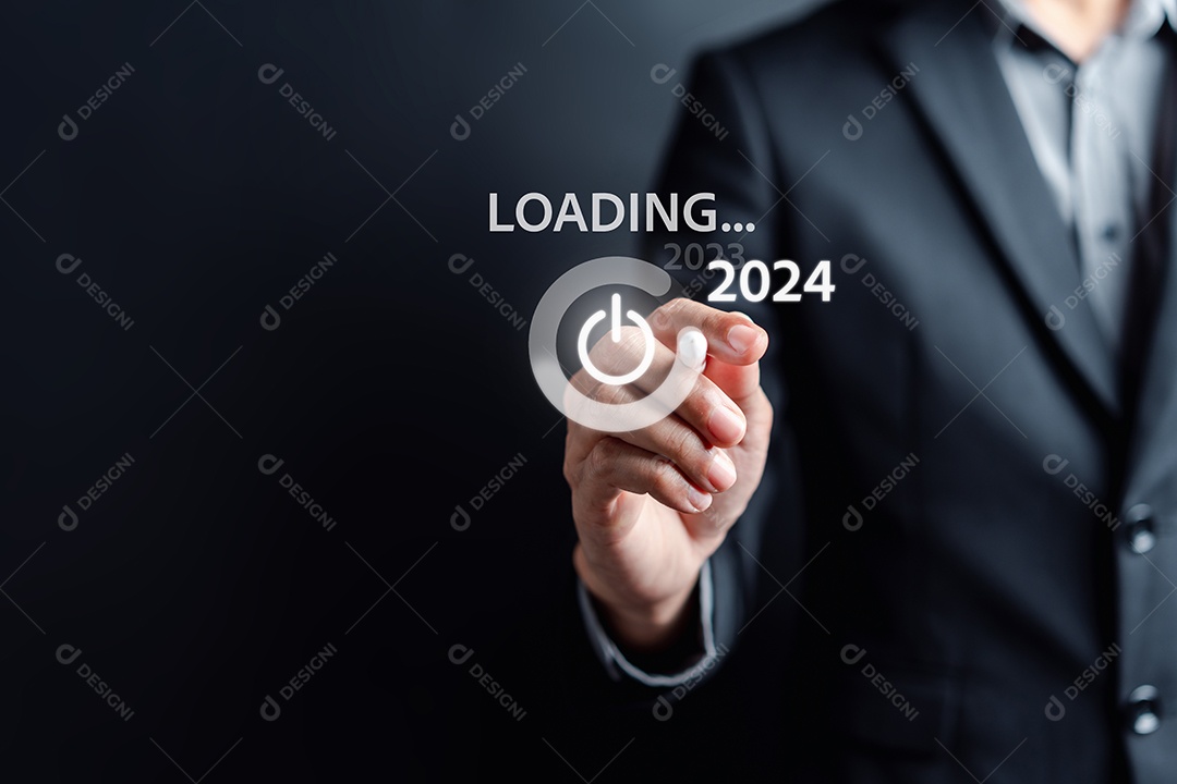 Mão de empresário tocando o botão Iniciar 2024 carregando para planejar estratégia de negócios