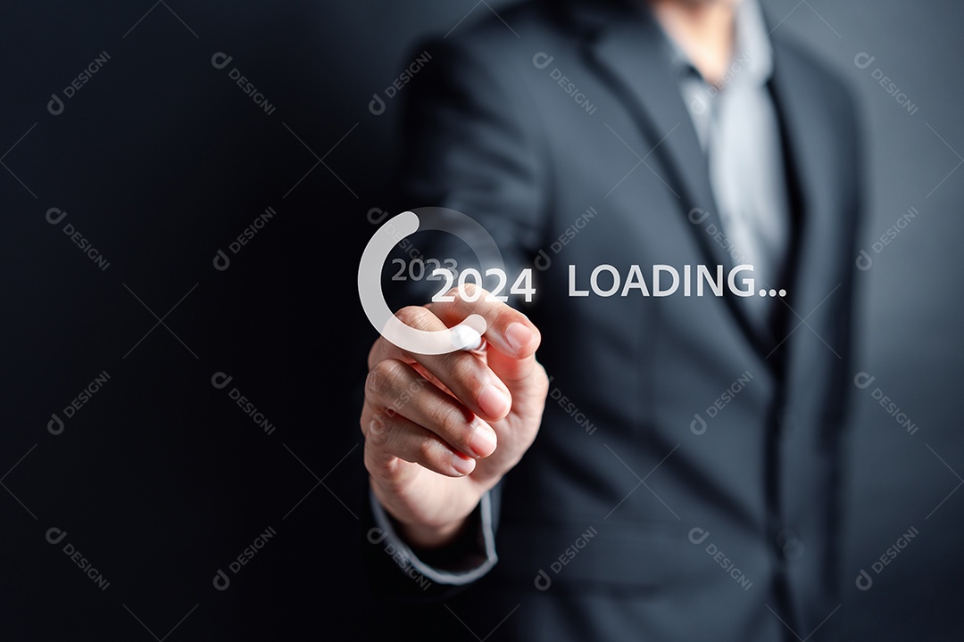 Mão de empresário tocando o botão Iniciar 2024 carregando para planejar estratégia de negócios