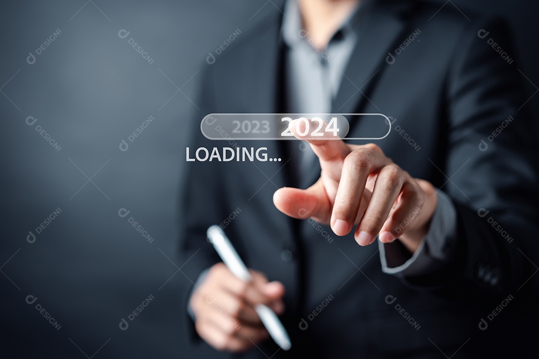 Feliz ano novo Comece 2024 a partir de 2023, Mão de empresário tocando o botão Iniciar 2024 carregando para planejar estratégia de negócios