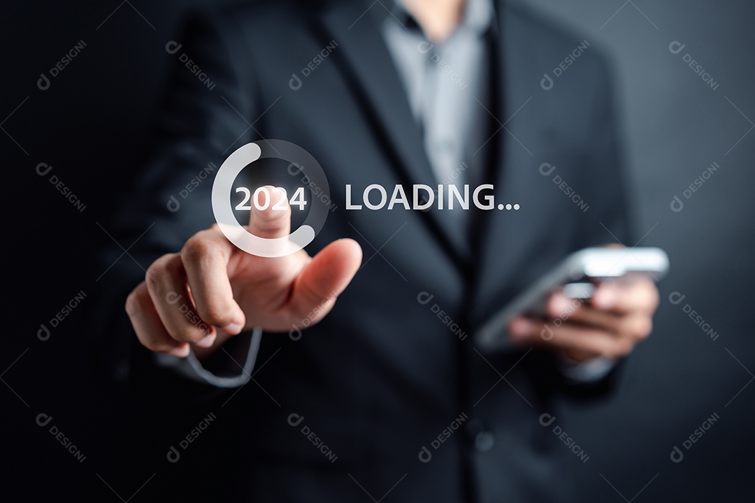 Feliz ano novo Comece 2024 a partir de 2023, Mão de empresário tocando o botão Iniciar 2024 carregando para planejar estratégia de negócios