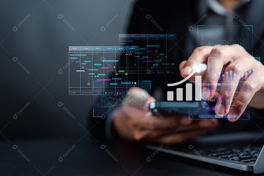 Analista trabalhando com computador