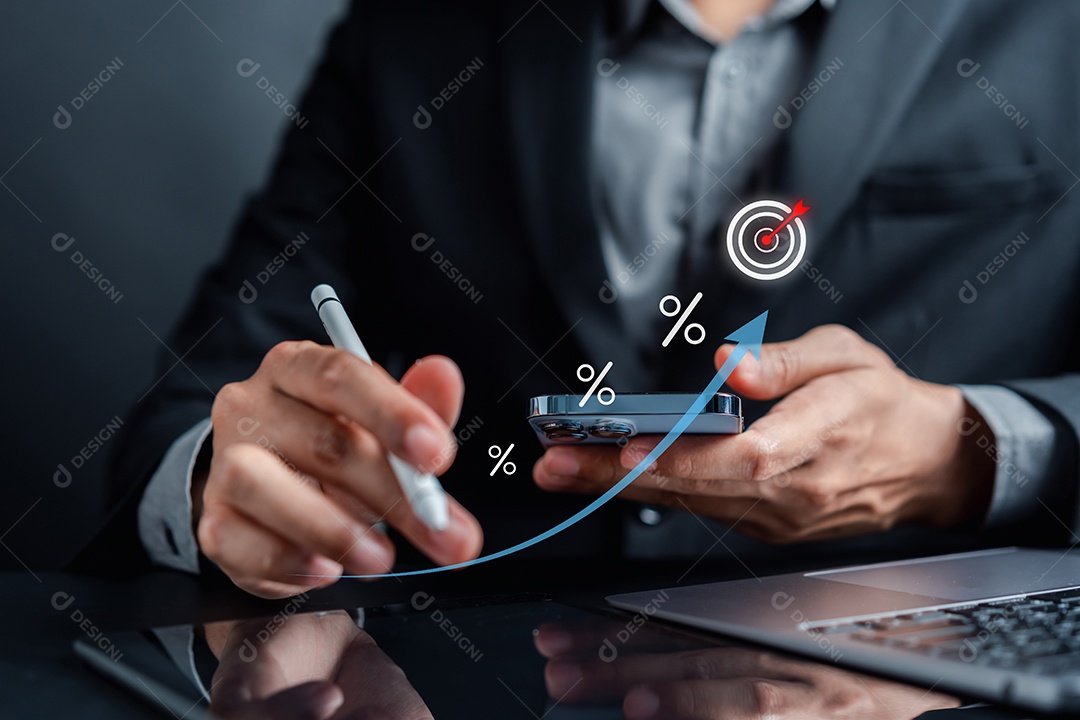 Empresário, empilhando moedas de dinheiro, contabilizando o aumento da taxa de juros financeira e o crescimento do investimento