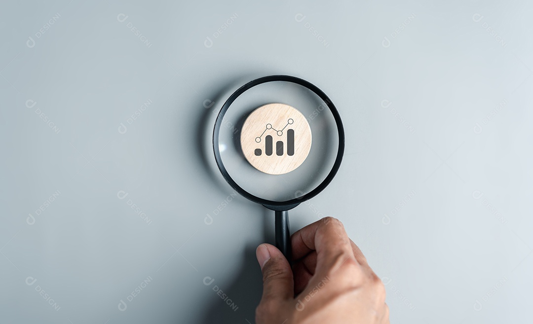 Mão segurando lupa para gerenciamento de portfólio de análise de ícone de investimento de dinheiro para planejamento de liderança