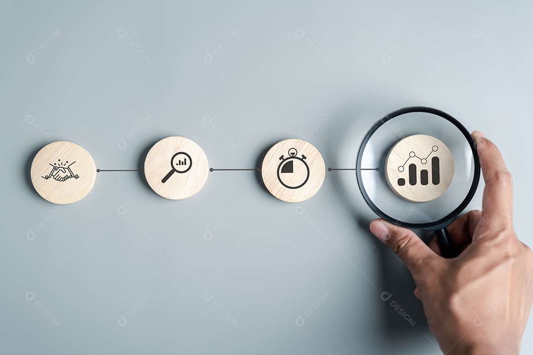 Mão segurando lupa para gerenciamento de portfólio de análise de ícone de investimento de dinheiro para planejamento