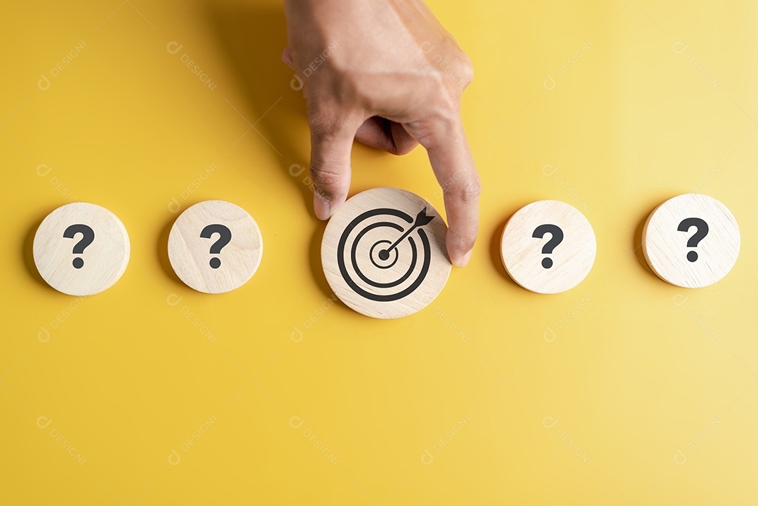 Alvo de solução de destino que entre ícone de pergunta, negócios bem-sucedidos e conceito de estratégia de solução de pensamento.