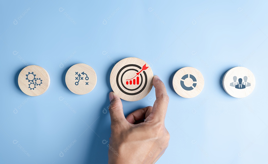 Objetivo da mão para direcionar o ícone que para planejar a liderança do desenvolvimento e o conceito de grupo-alvo do cliente.