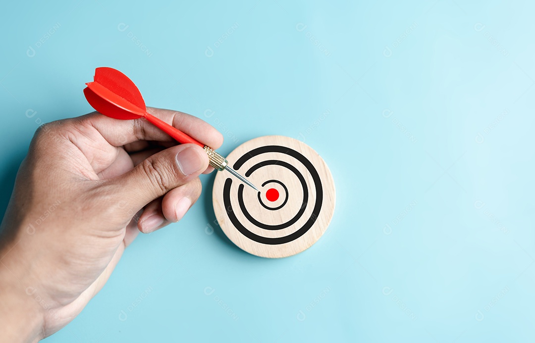 Mãos de negócios segurando o foco da seta para o ícone de destino.