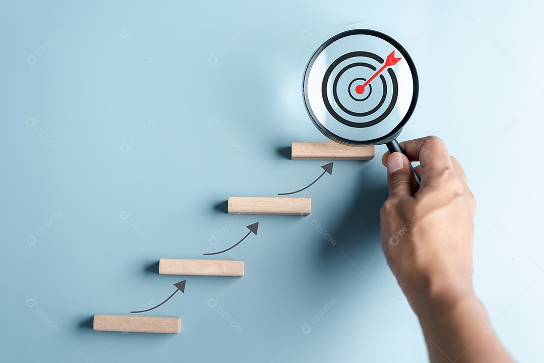 Conceito de realização de sucesso de crescimento de negócios, mão organizando o empilhamento de blocos de madeira como escada