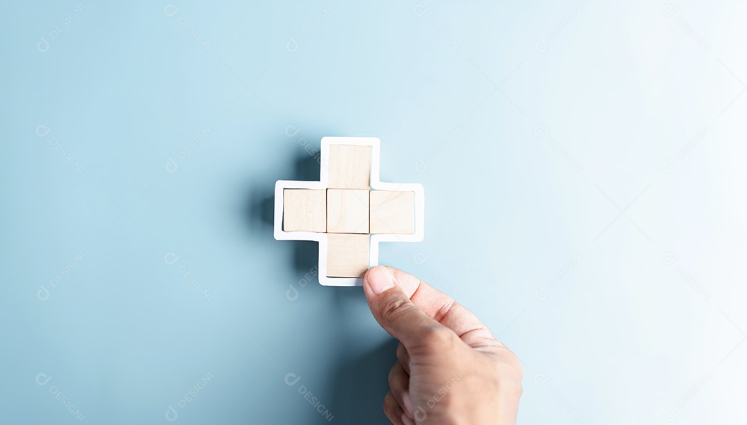 Seguro de saúde e conceito de bem-estar médico. mãos de pessoas segurando símbolos