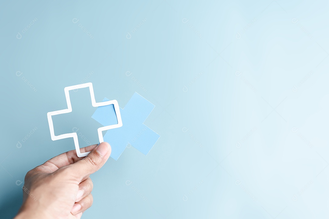 Seguro de saúde e conceito de bem-estar médico. mãos de pessoas segurando símbolos