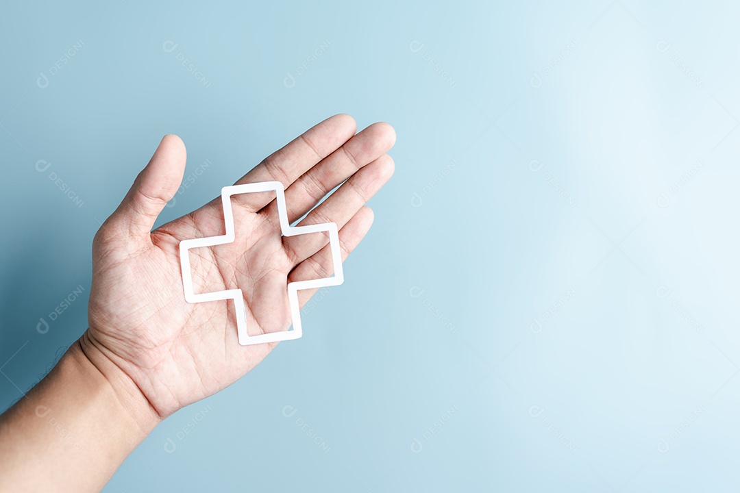 Seguro de saúde e conceito de bem-estar médico. mãos de pessoas segurando símbolos