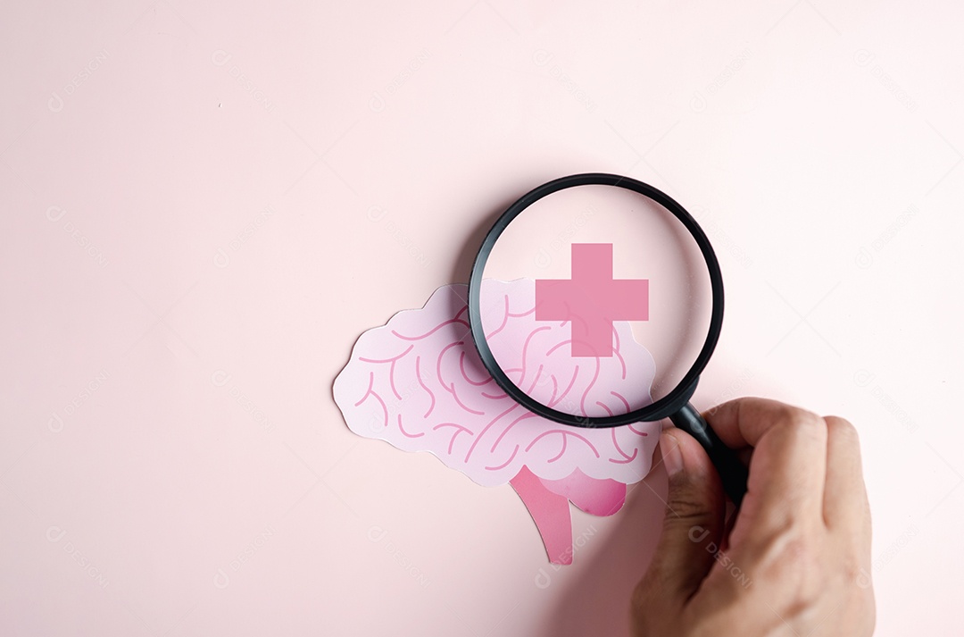 Lupa no ícone do cérebro humano e conceito de pensamento positivo de sinal de adição