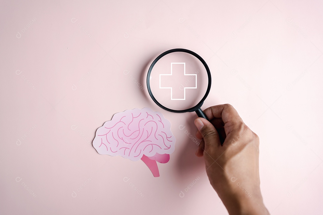 Lupa no ícone do cérebro humano e conceito de pensamento positivo de sinal de adição