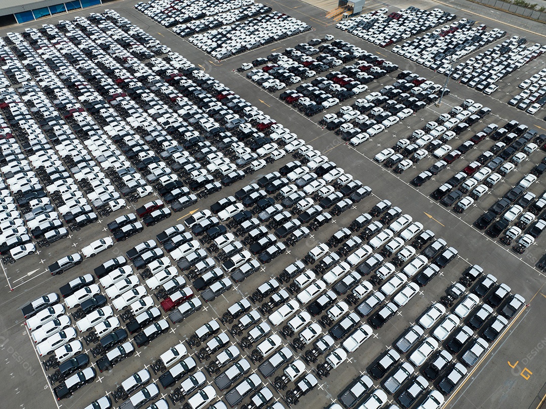 Vista aérea do estoque de carros novos no estacionamento da fábrica